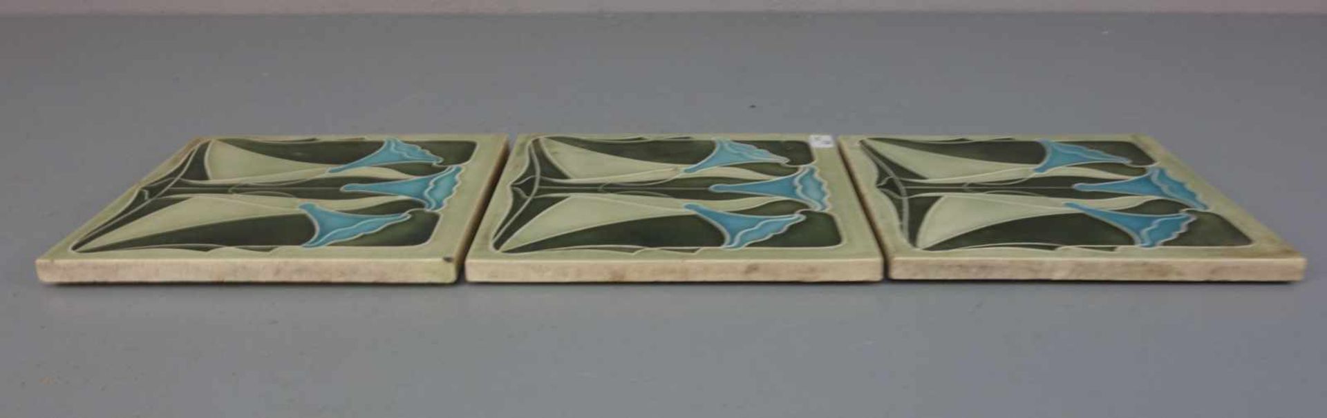 3 JUGENDSTILFLIESEN / art nouveau tiles, heller Scherben, um 1900, dreifarbig glasiert mit - Image 4 of 7
