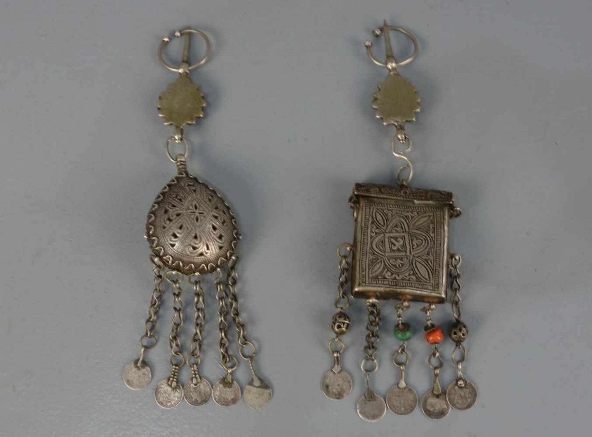 BERBER-SCHMUCK: MÜNZFIBELN / oriental jewellery with french coins, Marokko, Silber, Glas, Stein ( - Image 2 of 2