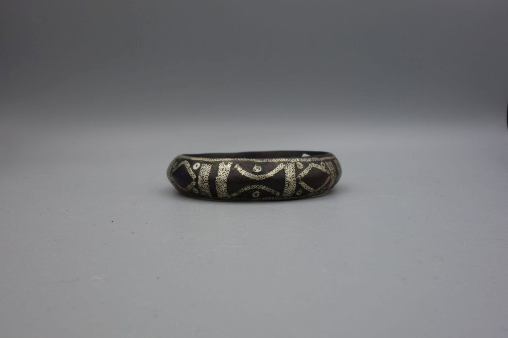 BERBER-SCHMUCK: ARMREIF / oriental bracelet, Mauretanien, Nordwest-Afrika. Holz. Monochrom - Image 2 of 3