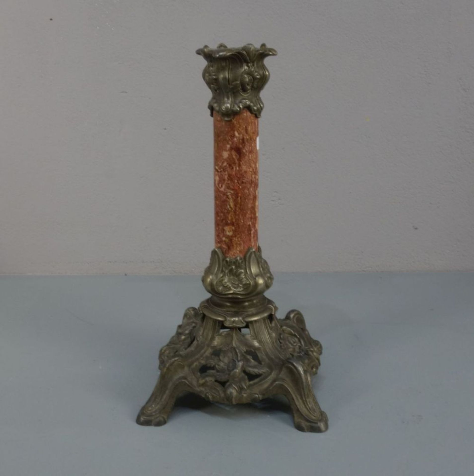 LEUCHTER / TISCHLEUCHTER / KERZENSTÄNDER / candle stand, Marmor und Metallmonturen, um 1900. - Bild 2 aus 3