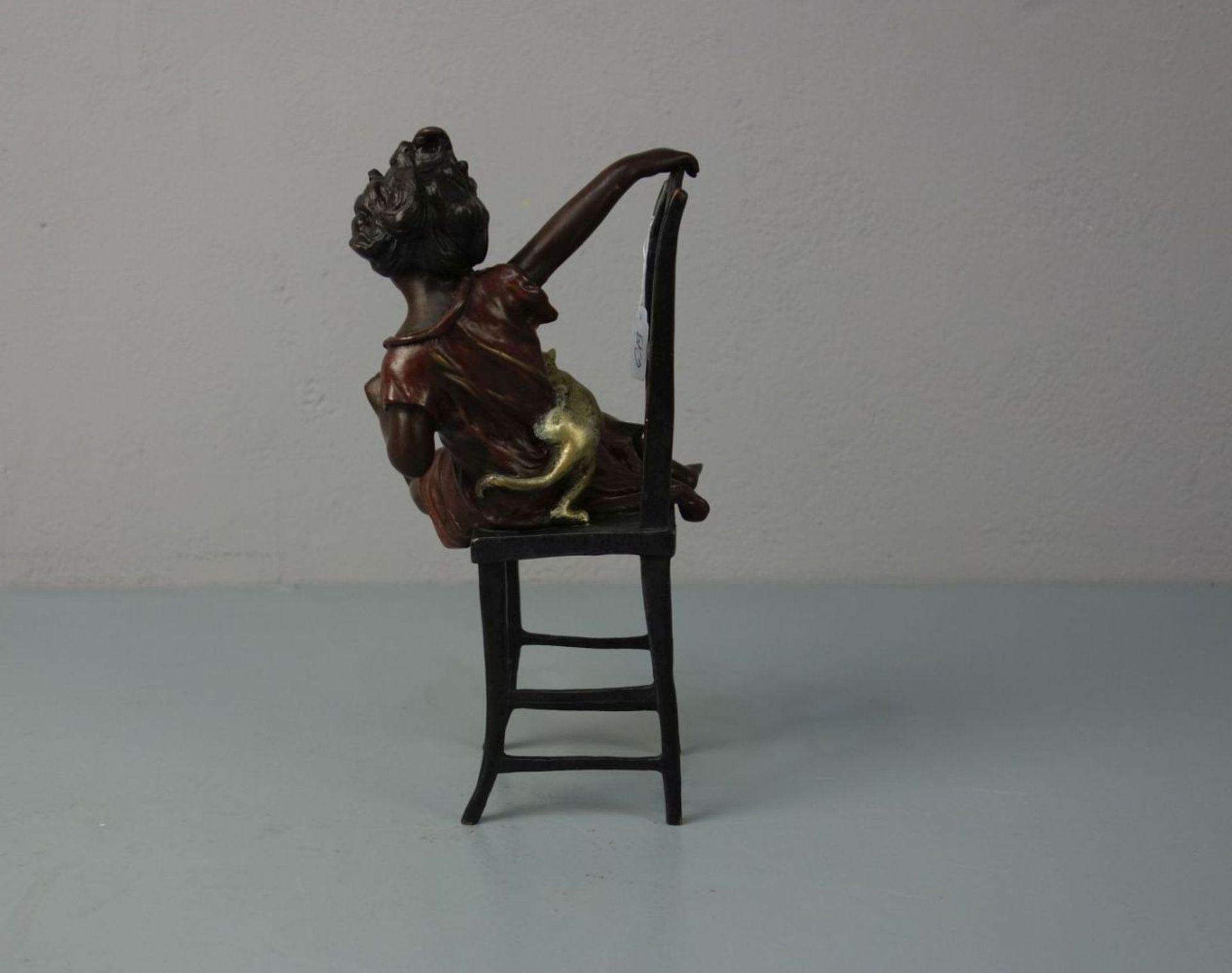 nach IFFLAND, FRANZ (Berlin 1862-1935 ebd.), Skulptur / sculpture: "Mädchen auf einem Stuhl, mit - Bild 3 aus 4