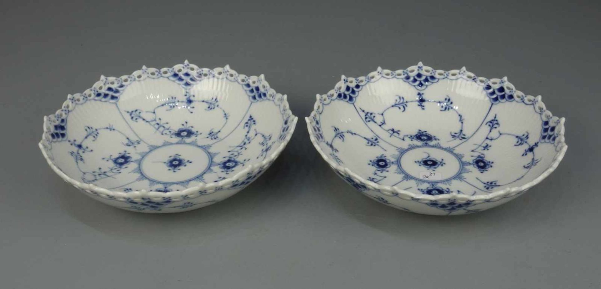 PAAR SCHALEN / two bowls, "MUSSELMALET VOLLSPITZE", Porzellan, Manufaktur Royal Copenhagen,