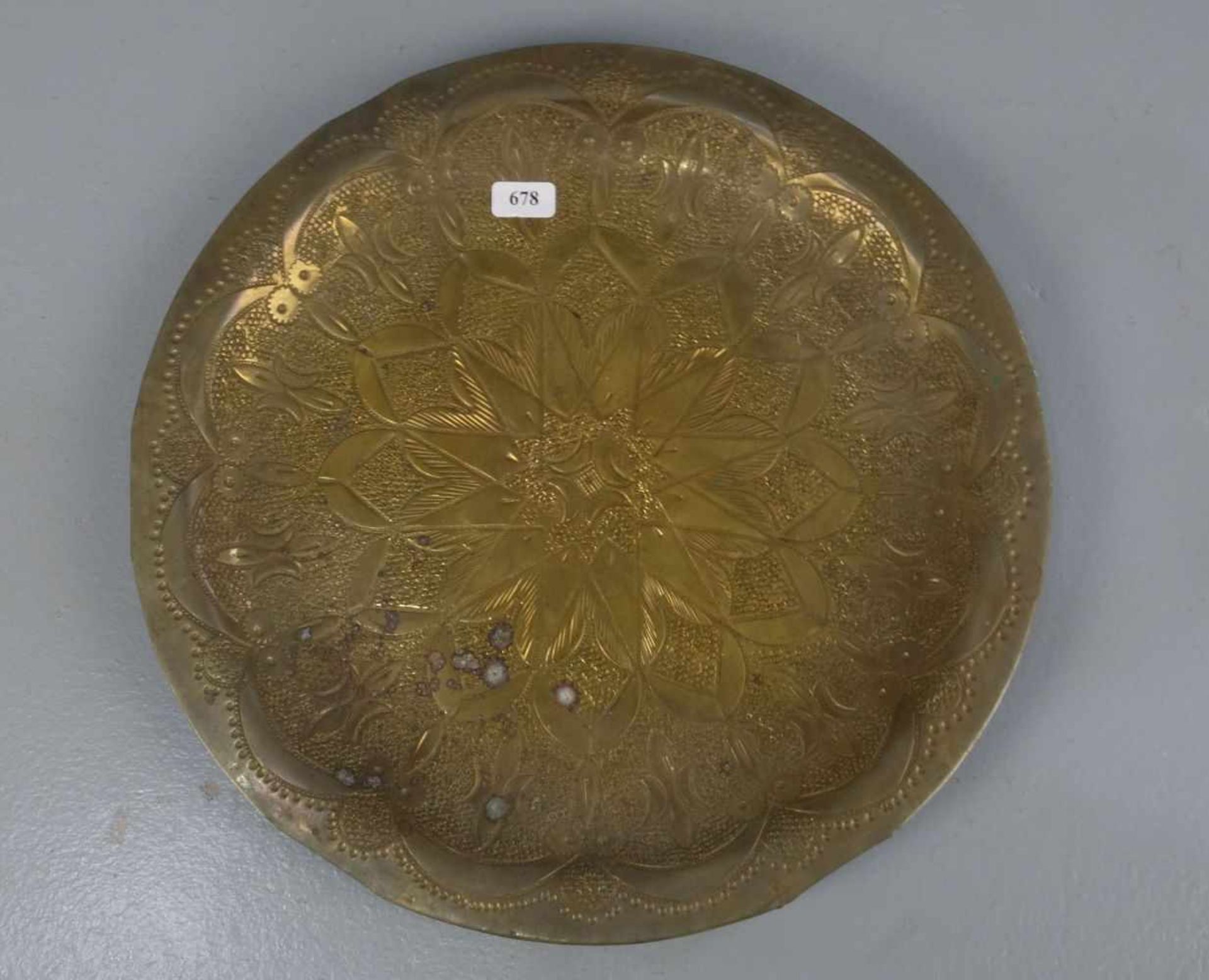 ORIENTALISCHER DEKOR-TELLER / oriental plate, wohl Kupfer und Messing (499,5 g), wohl Marokko um