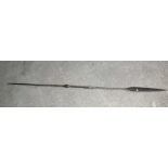 SPEER / WURFSPIESS / spear, Metall und Holz, Papua Neuguinea oder Afrika. Stab aus Metall mit mittig