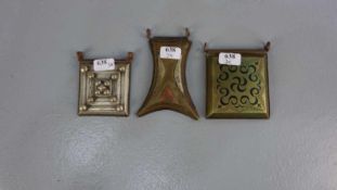 BERBER-SCHMUCK: 3 AMULETTE / UMHANGSCHMUCK / oriental jewellery, Taliouine, Marokko. Eisen, Kupfer