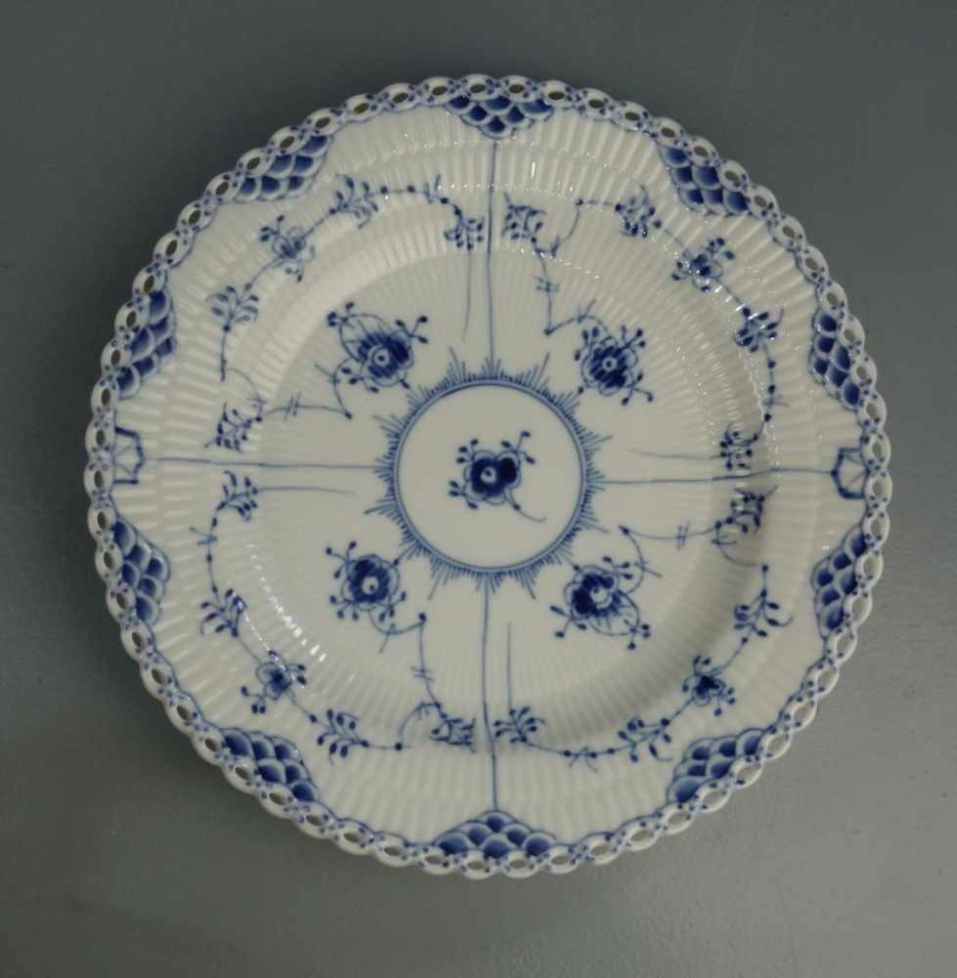 6 SPEISETELLER / six plates, "MUSSELMALET VOLLSPITZE", Porzellan, Manufaktur Royal Copenhagen, - Bild 2 aus 3