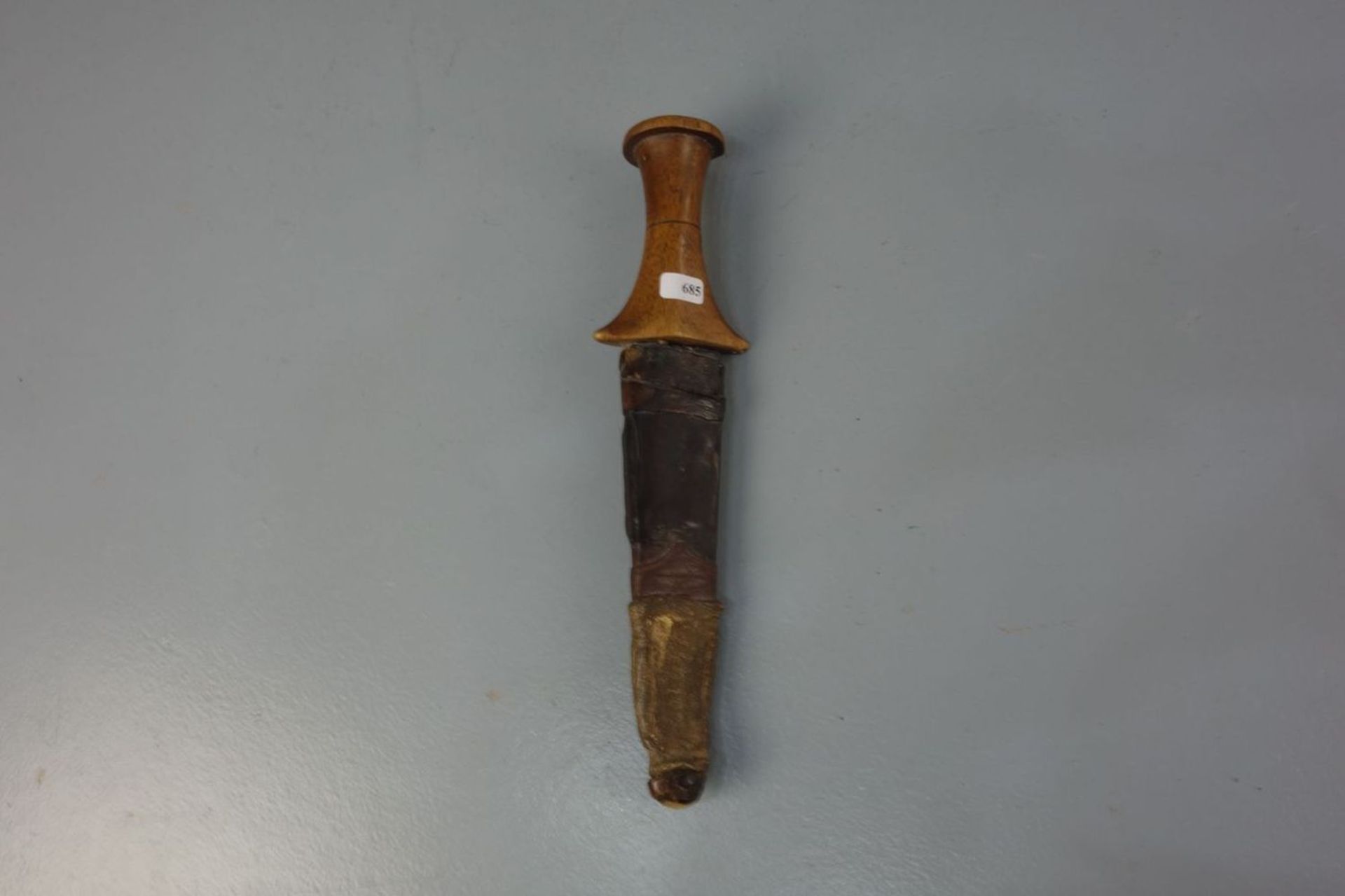 DOLCH / dagger, wohl Nordafrika, 20. Jh.; zweischneidige, sich vom Heft zum Ort verjüngende - Bild 3 aus 3