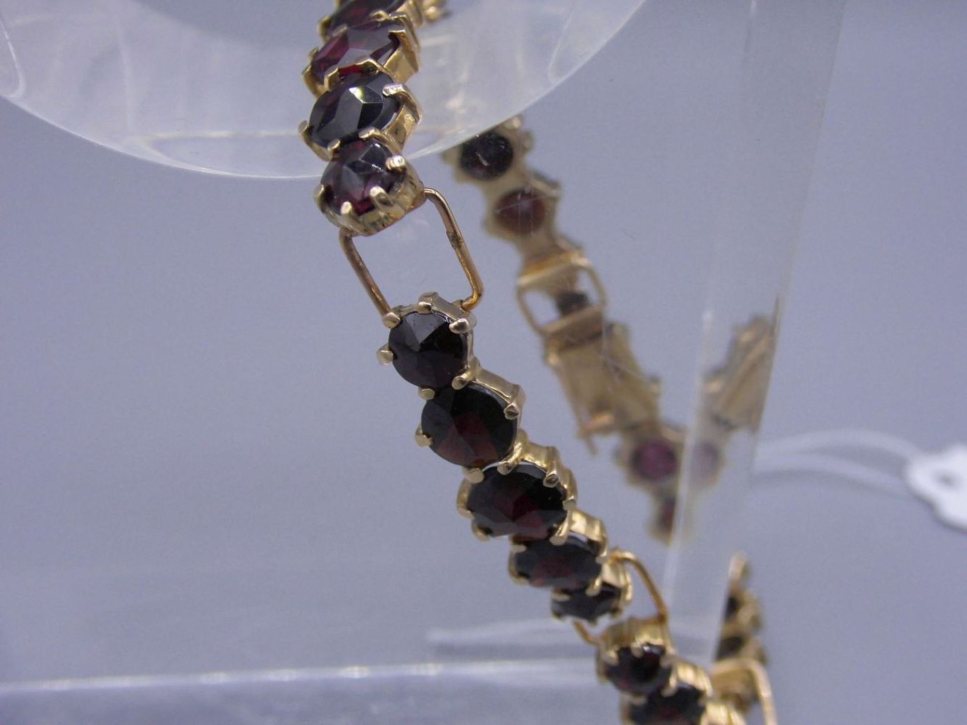 ARMBAND / bracelet, 333er Gelbgold, besetzt mit Granaten / Almandinen; 6 bewegliche Stege, jeweils - Image 3 of 4