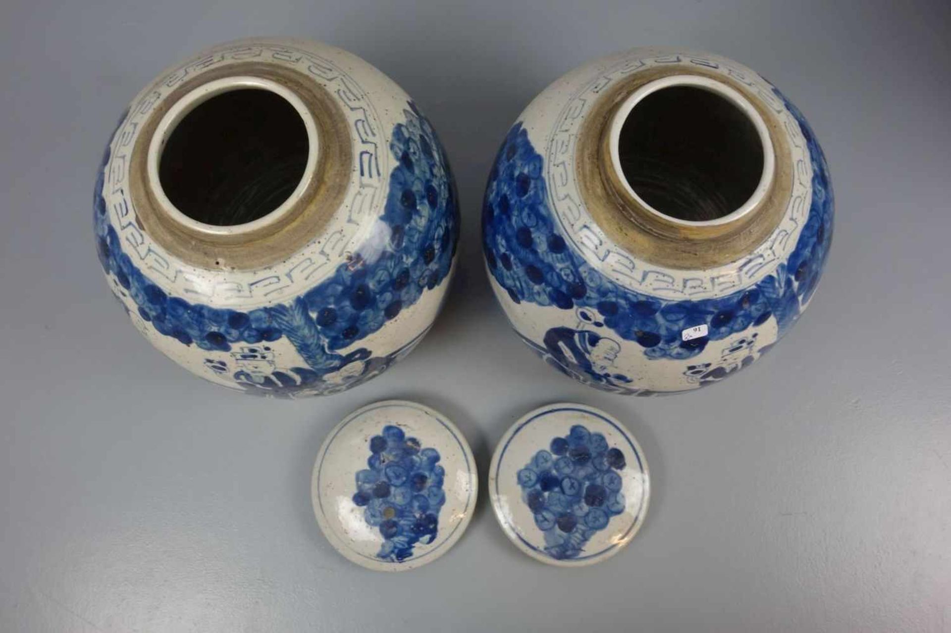 PAAR INGWERTÖPFE / DECKELDOSEN / DECKELVASEN / pair of ginger jars, late Qing dynasty, Porzellan, - Image 2 of 4