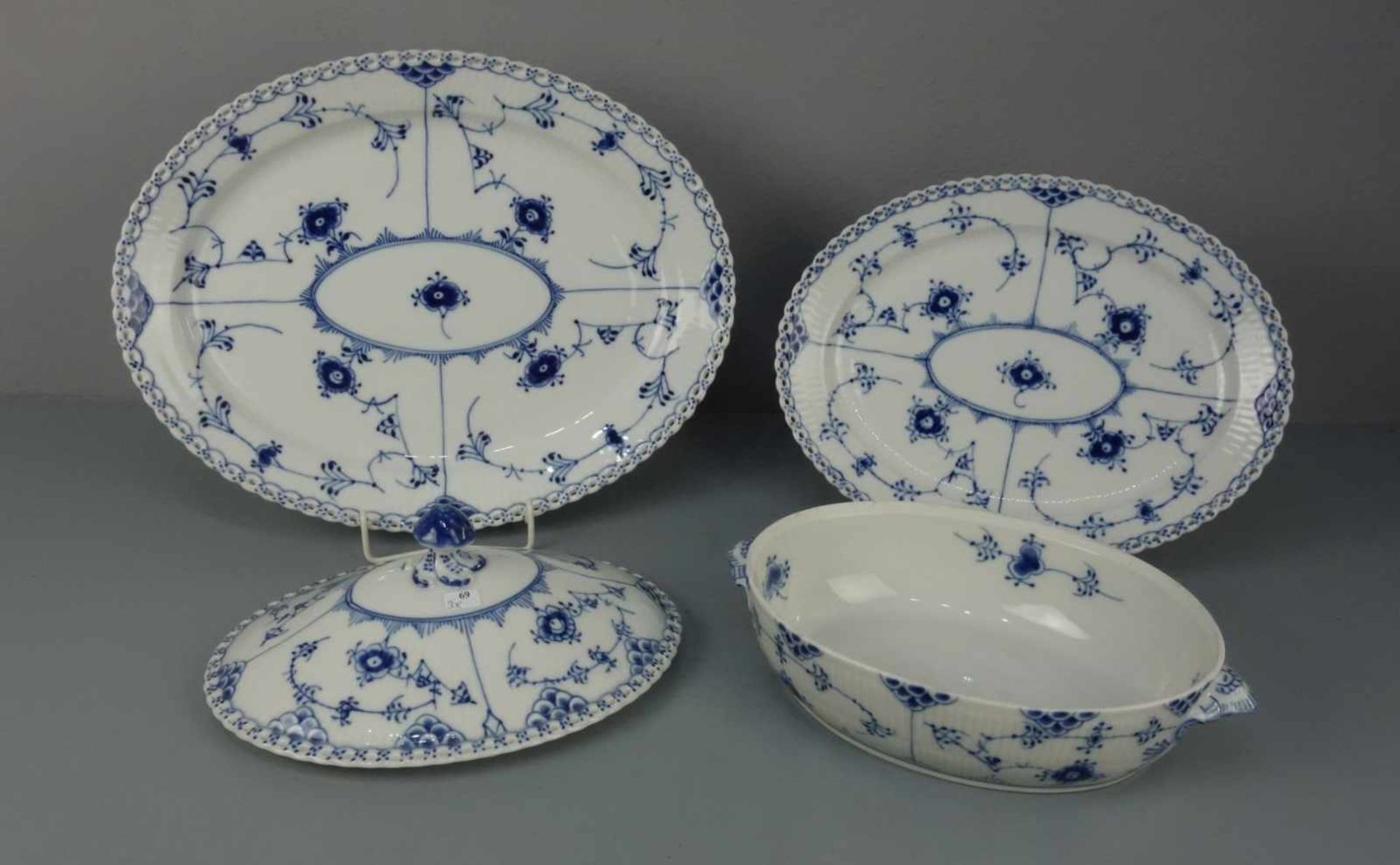 DECKELTERRINE UND 2 PLATTEN UNTERSCHIEDLICHER GRÖSSE / terrine and two plates / dishes, "MUSSELMALET - Image 2 of 4