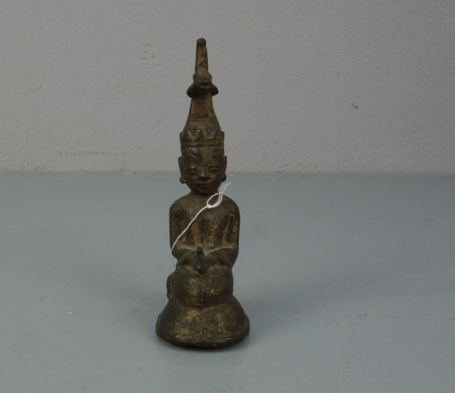 SKULPTUR / sculpture: "Buddha mit Naga", Bronze, dunkelbraun patiniert mit grünen Akzentuierungen, - Bild 2 aus 5