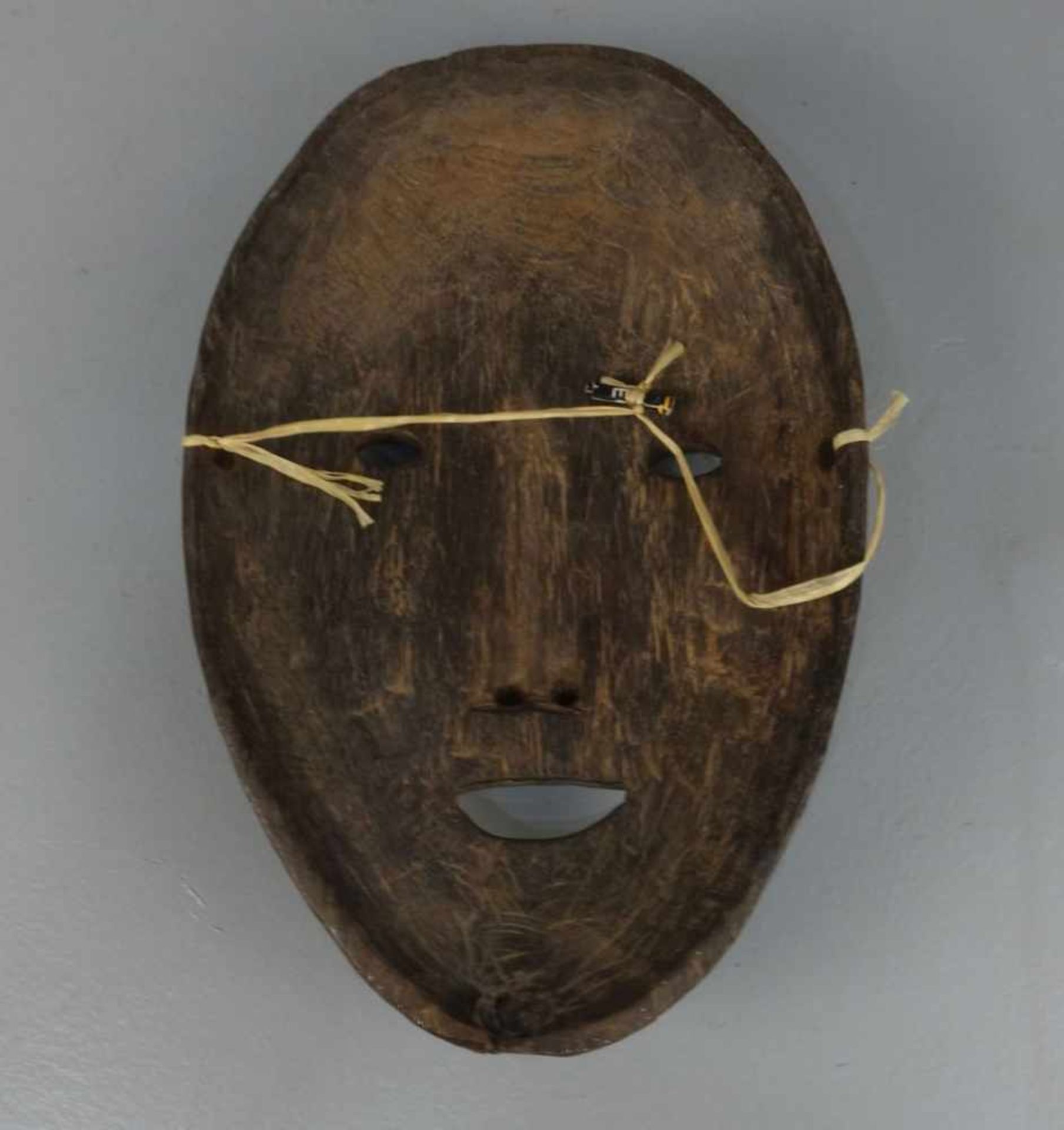 MASKE DES NOH-THEATERS ODER DES BUGAKU-TANZES / mask, Japan, Holz, geschnitzt, wohl späte Meiji- - Bild 2 aus 3