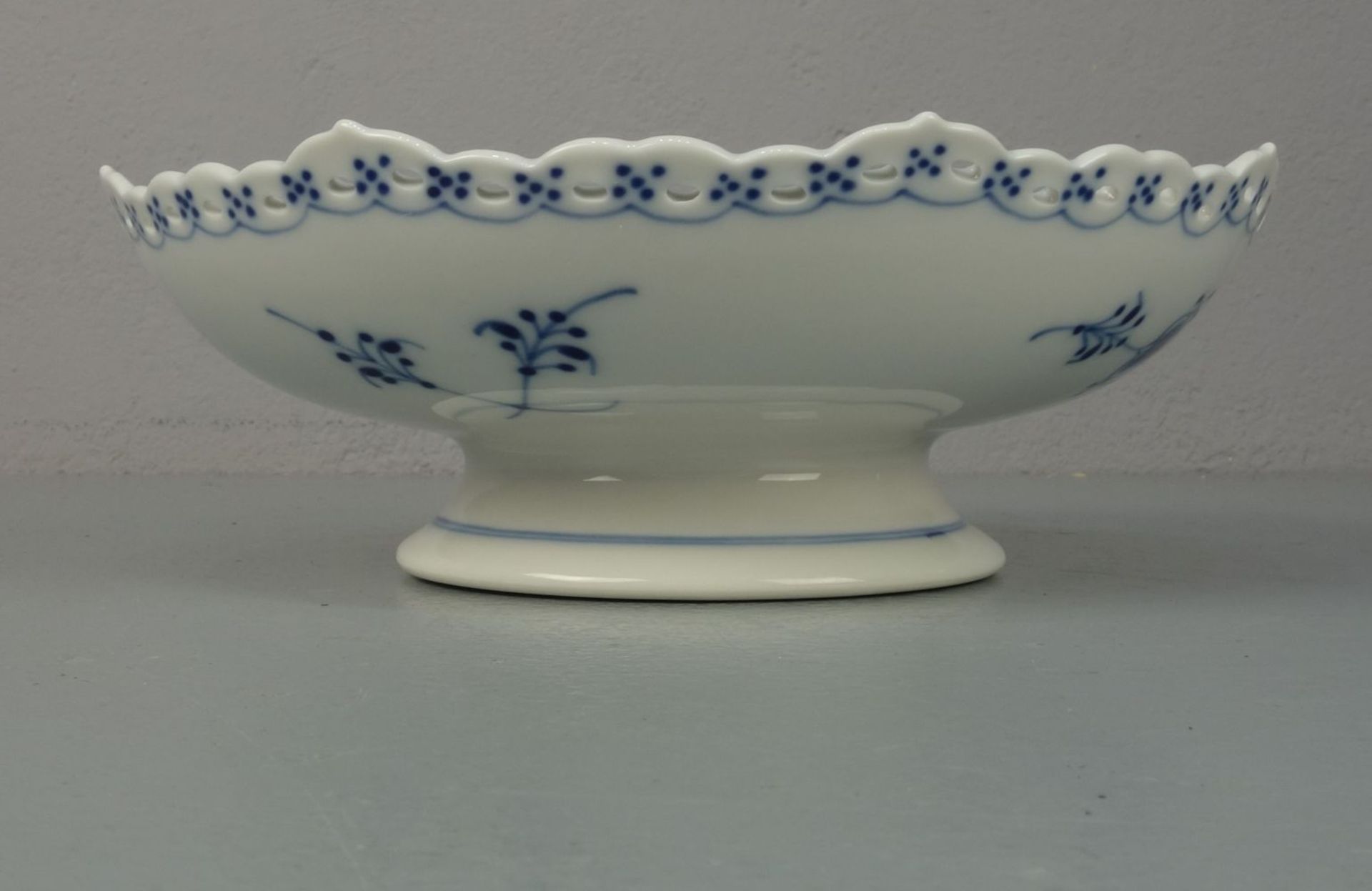 FUSSSCHALE / bowl on a stand "Musselmalet Vollspitze", Porzellan, Manufaktur Royal Copenhagen, - Bild 3 aus 4