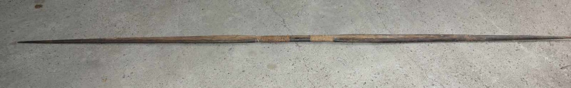 SPEER / WURFSPIESS / spear, Holz und Flachs, Papua Neuguinea oder Afrika, 20. Jh.. Großer, konisch - Bild 5 aus 6