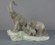 GROSSE FIGURENGRUPPE: "Elefantenfamilie", Porzellan, Manufaktur Lladro, Spanien, unter dem Stand