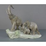 GROSSE FIGURENGRUPPE: "Elefantenfamilie", Porzellan, Manufaktur Lladro, Spanien, unter dem Stand