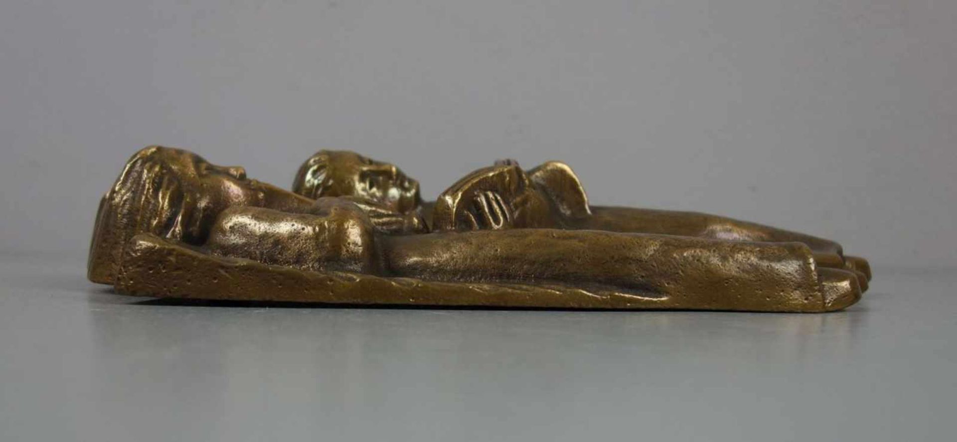 BRONZERELIEF: "MUSIZIERENDE ENGEL", Bronze, goldfarben patiniert; ungemarkt und unsigniert. Drei - Bild 2 aus 3