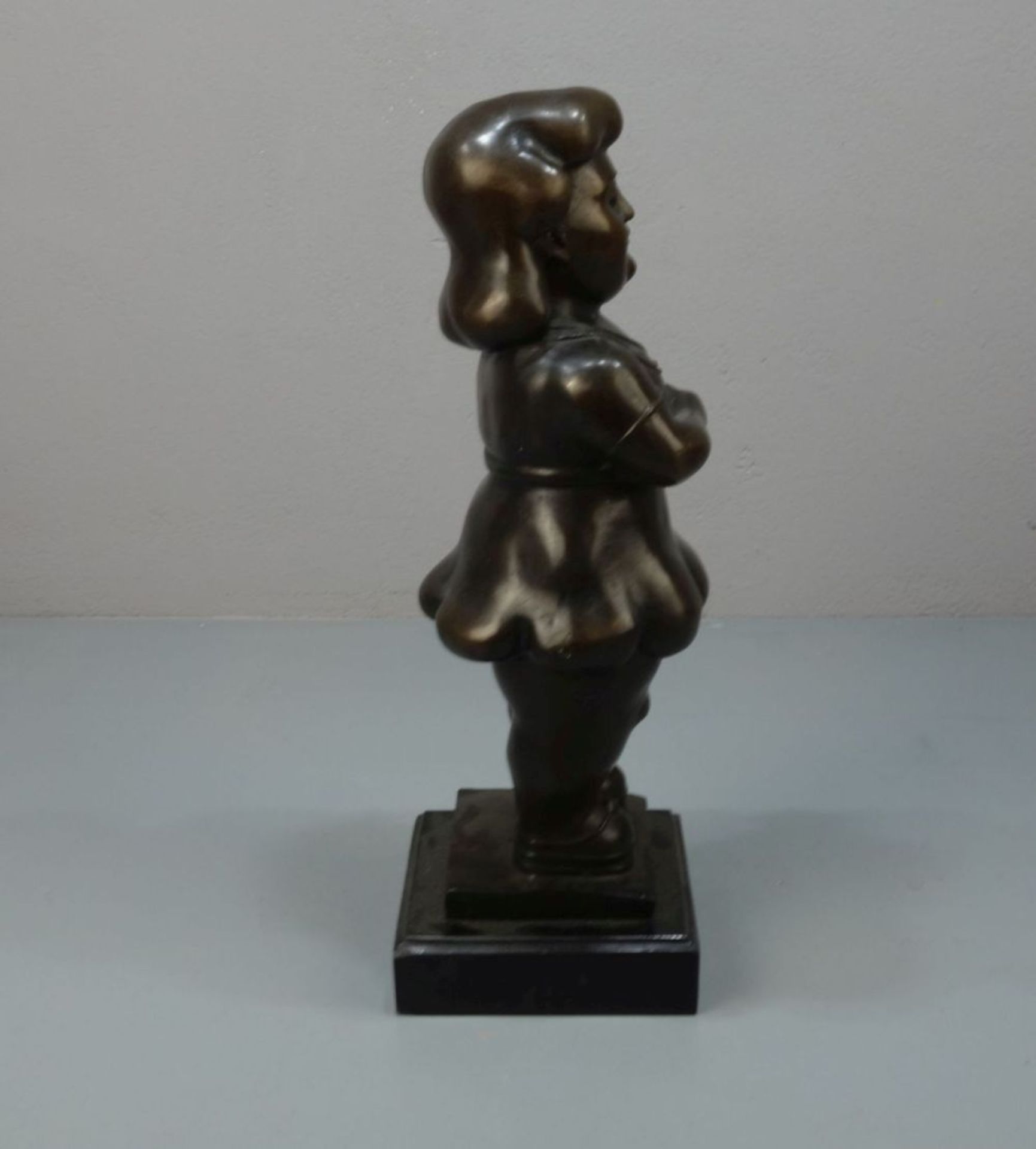 BILDHAUER DES 20. / 21. JH., Skulptur / sculpture: "Stehende", Bronze, dunkelbraun patiniert, auf - Bild 4 aus 4