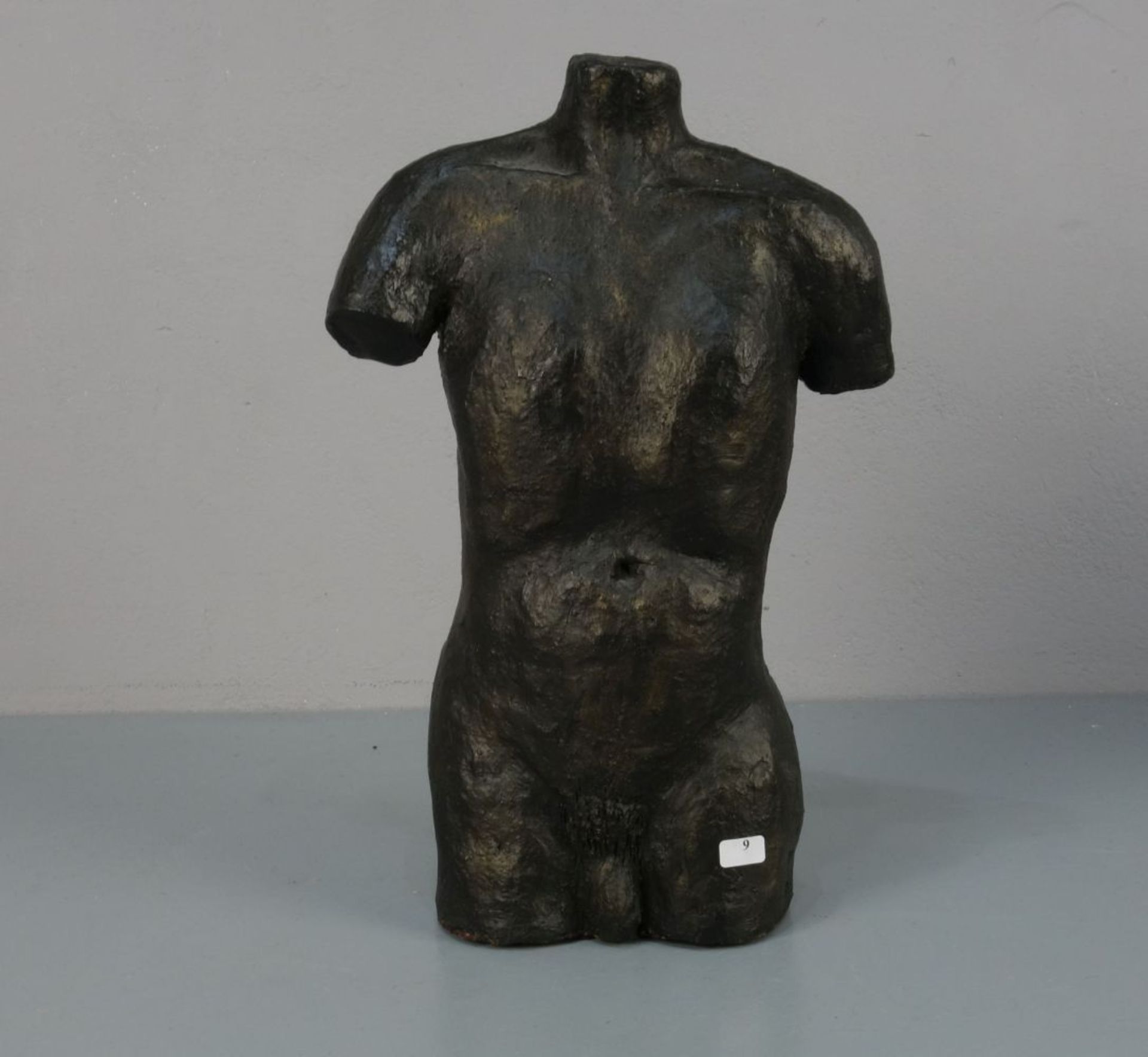 BILDHAUER / KERAMIKER DES 20./21. Jh.: Skulptur / sculpture: "Männlicher Torso", Keramik,