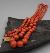 KORALLENKETTE / coral necklace, verlaufend gereiht mit 925er Silberverschluss, vergoldet. Kugel-D.