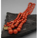 KORALLENKETTE / coral necklace, verlaufend gereiht mit 925er Silberverschluss, vergoldet. Kugel-D.