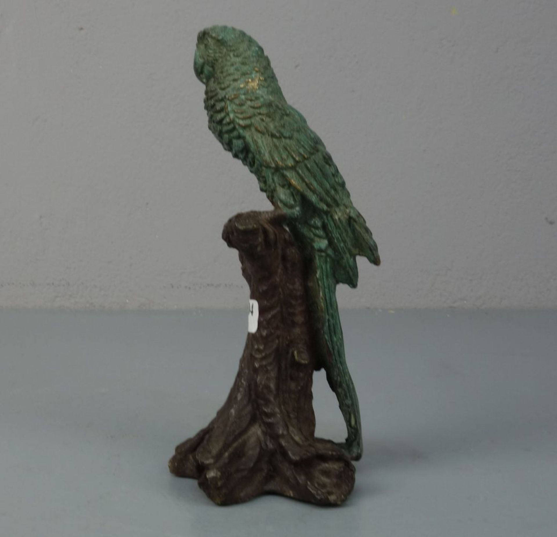 ANIMALIER / TIERBILDHAUER DES 20./21. JH., Skulptur / sculpture: "Papagei", Bronze, dunkelbraun - Bild 4 aus 5