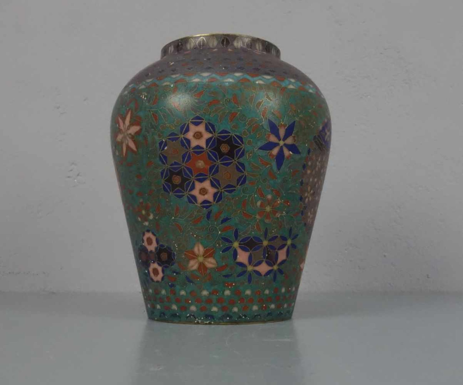 CLOISONNÉ VASE, Asien, wohl 1. H. 20. Jh., polychromes Emaille in Cloisonne-Technik über Kupfer. - Bild 3 aus 3