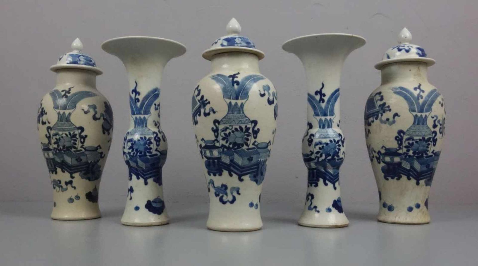 SET VON 5 CHINESISCHEN VASEN / set of 5 chinese vases, Porzellan, China, ungemarkt. Weißgraue Glasur - Image 2 of 5