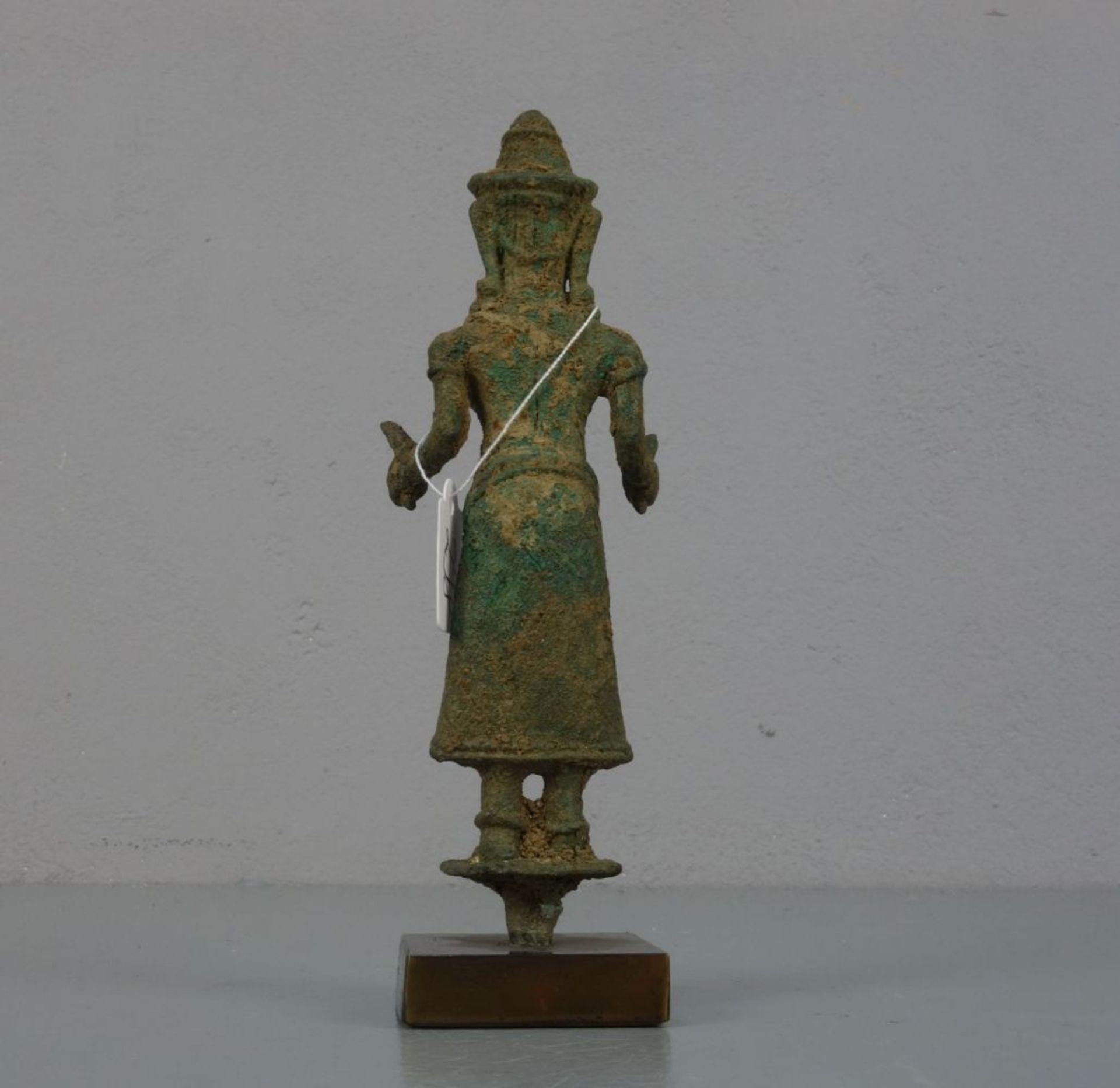 SKULPTUR / sculpture: "Prajnaparamita" im Baphuan-Stil, Bronze, patinierter Grabungsfund, montiert - Bild 3 aus 4