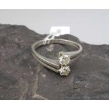 BRILLANT - RING, 585er Weissgold (4 g). Zweiteilige und durchbrochene Ringschiene, besetzt mit