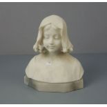 BILDHAUER DES 19./20. JH., Skulptur / sculpture: "Büste eines jungen Mädchens mit Haube" / alabaster