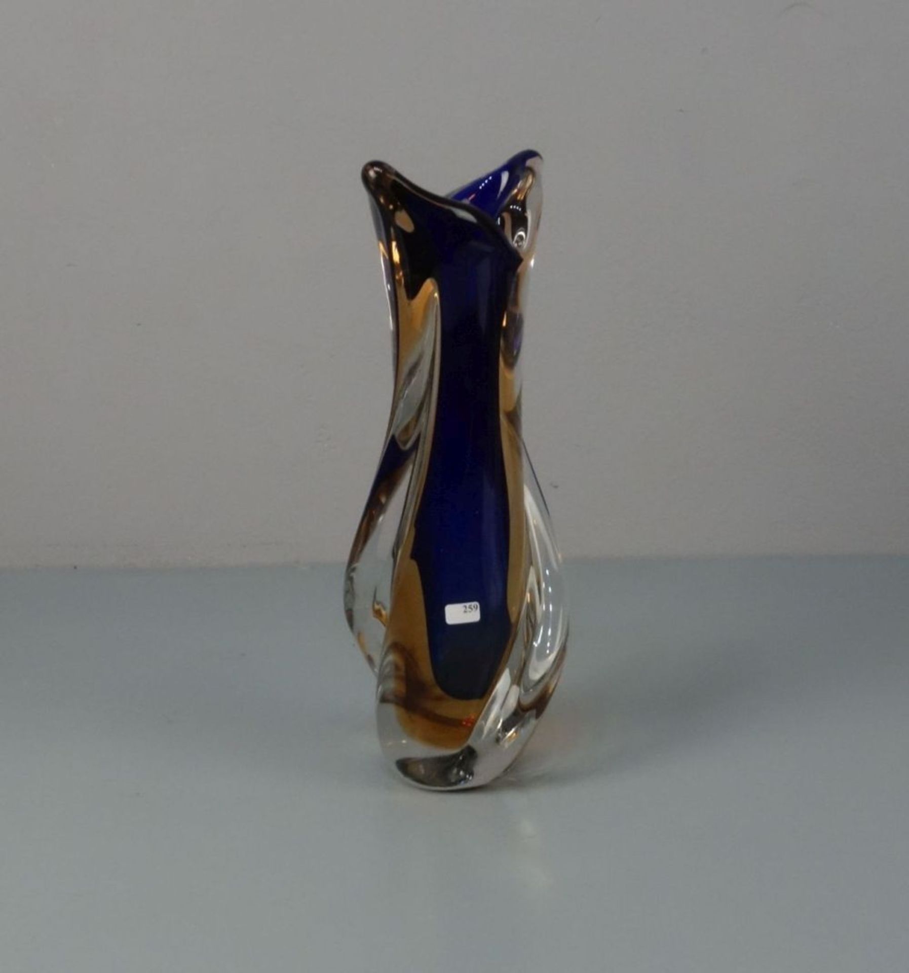 VASE, 20. Jh., wohl Murano / Italien, unter dem Stand mit unleserlichem Klebeetikett. Klarglas mit