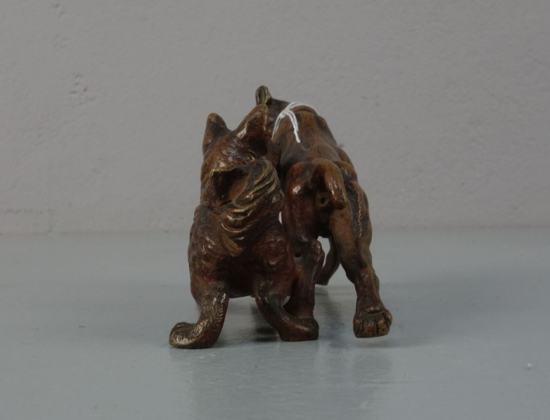 WIENER BRONZE / SKULPTUR / sculpture: "Laufende Hunde", Bronze, hellbraun patiniert und mit - Bild 4 aus 5