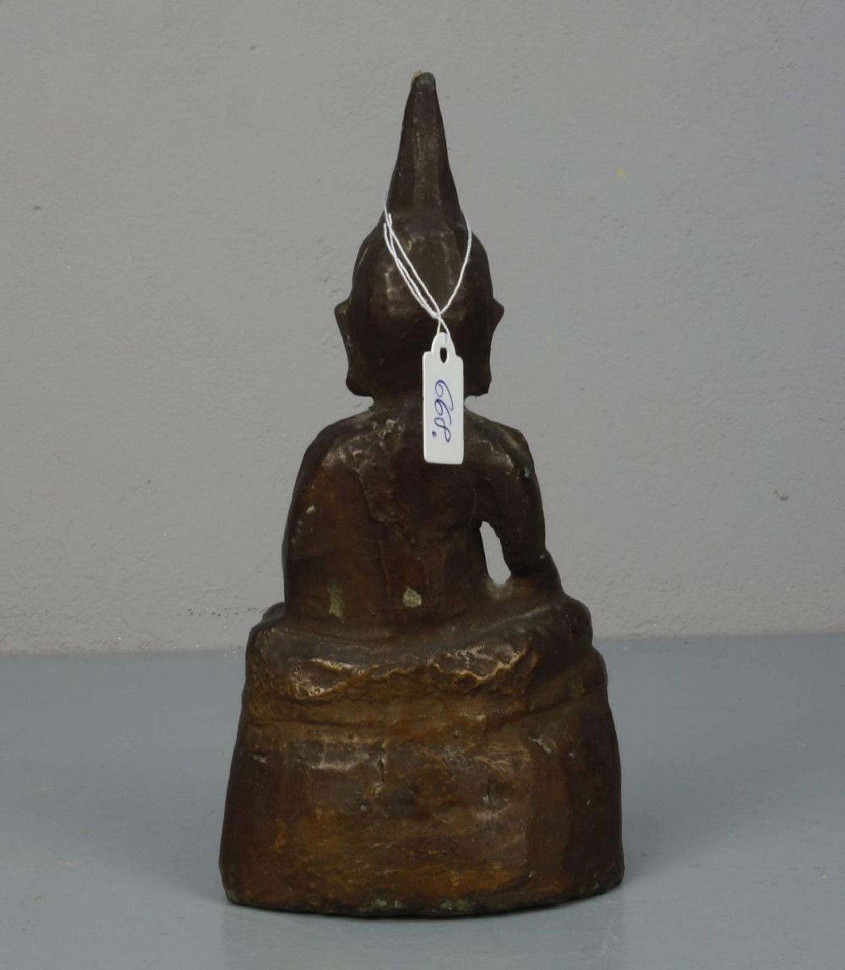 SKULPTUR / sculpture: "Buddha", in seltenerer Ausführung aus "Stucco" / gebranntem Ton bzw. Lehm mit - Image 3 of 5
