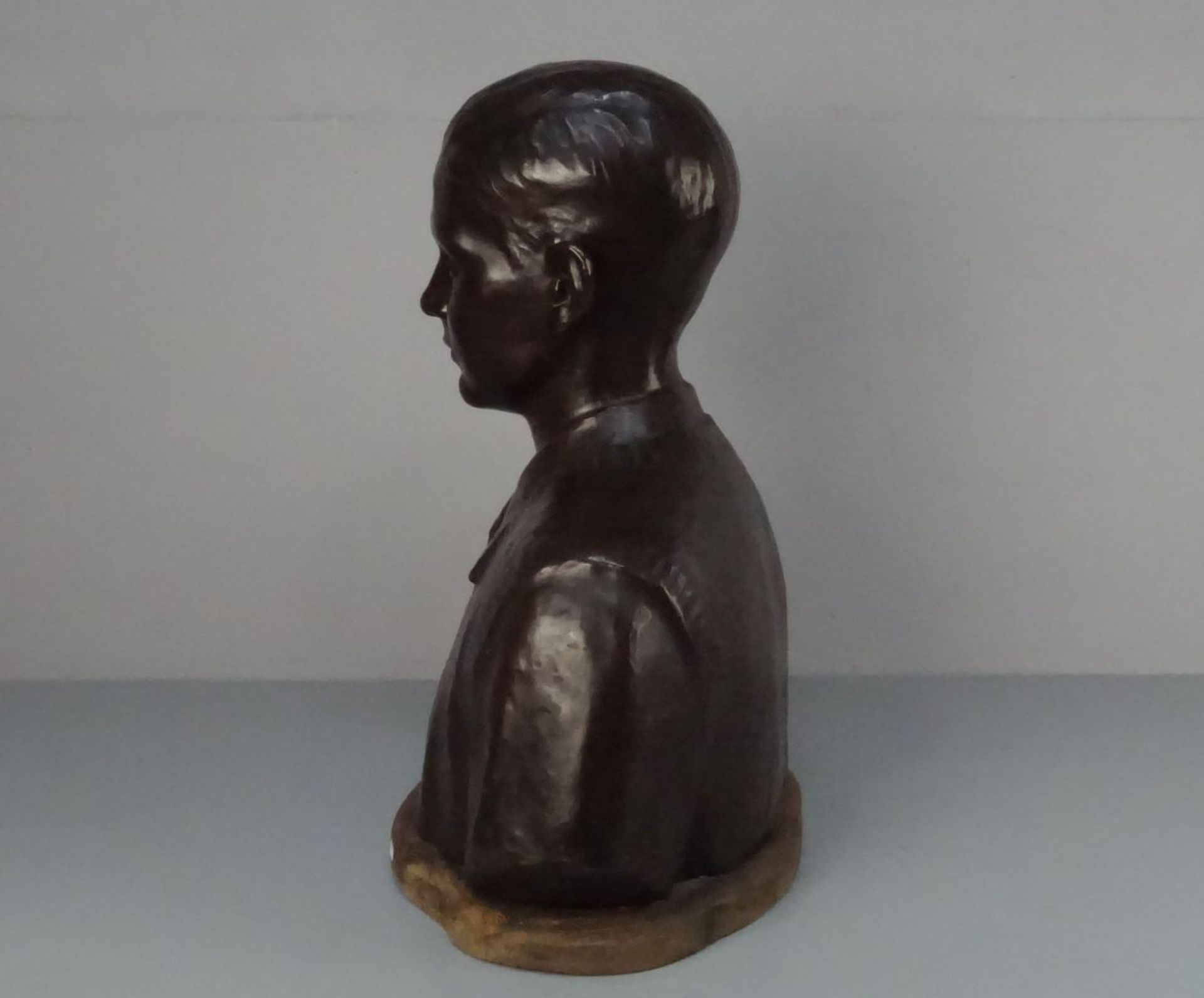 SARTEEL, LEON (Gent 1882-1942 ebd.), Skulptur / sculpture: "Porträt eines Knaben", Bronze, hellbraun - Bild 4 aus 4