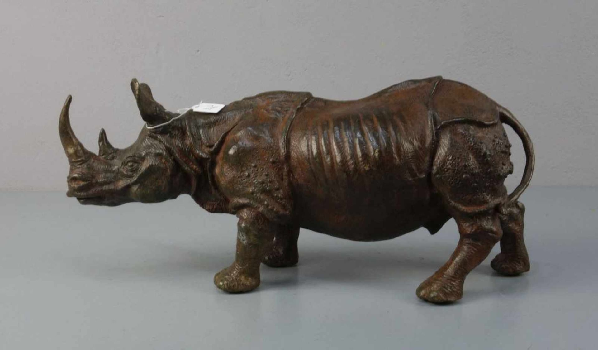 ANIMALIER / TIERBILDHAUER DES 20. JH., Skulptur / sculpture: "Nashorn", Bronzevollguss, hellbraun