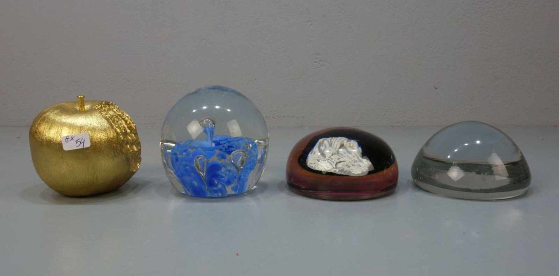 PAPERWEIGHT / BRIEFBESCHWERER, Manufaktur Eisch, gedrückte Kugelform mit eingearbeiteter Blüte und - Bild 4 aus 4