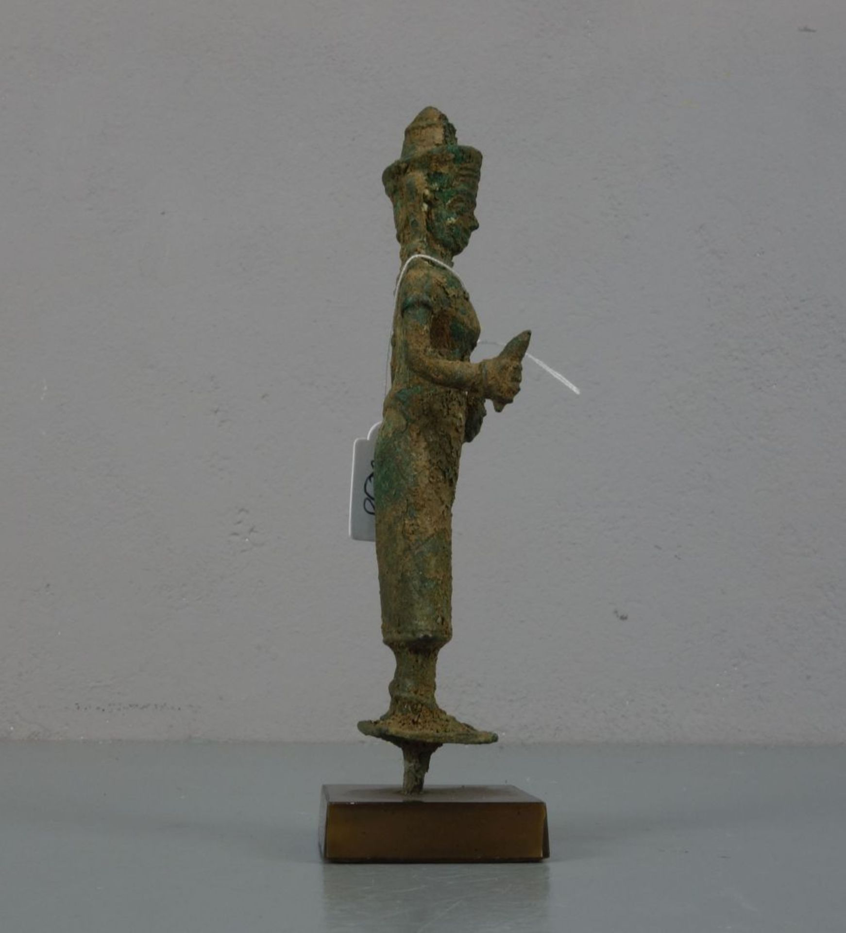 SKULPTUR / sculpture: "Prajnaparamita" im Baphuan-Stil, Bronze, patinierter Grabungsfund, montiert - Bild 4 aus 4