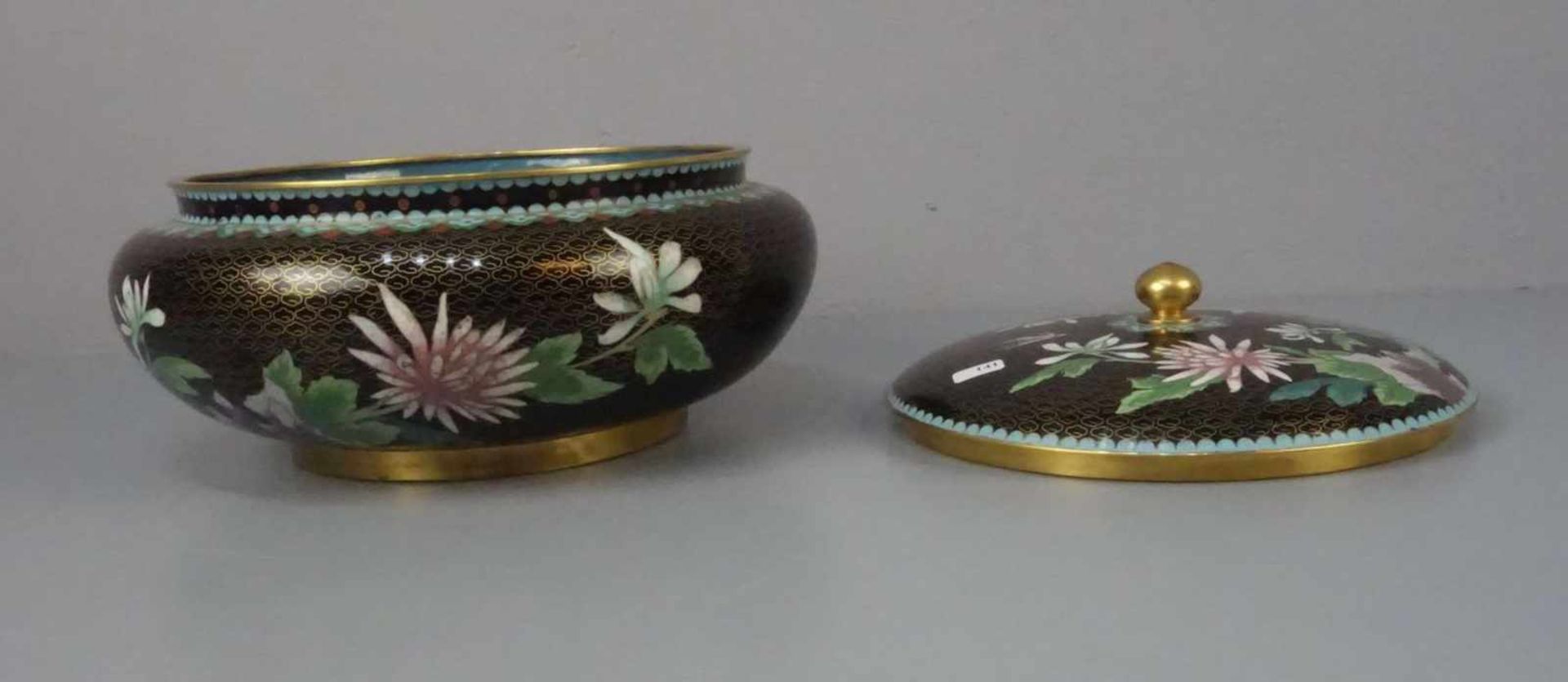 CLOISONNÉ - DOSE / DECKELDOSE / Cloisonné box, Emaille über Messing mit chinoisem Dekor. - Image 3 of 4