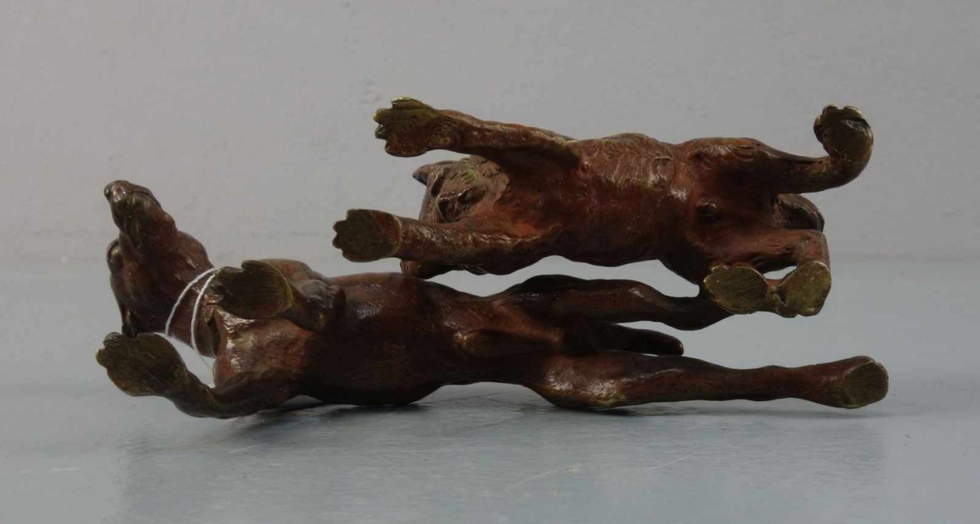 WIENER BRONZE / SKULPTUR / sculpture: "Laufende Hunde", Bronze, hellbraun patiniert und mit - Bild 5 aus 5