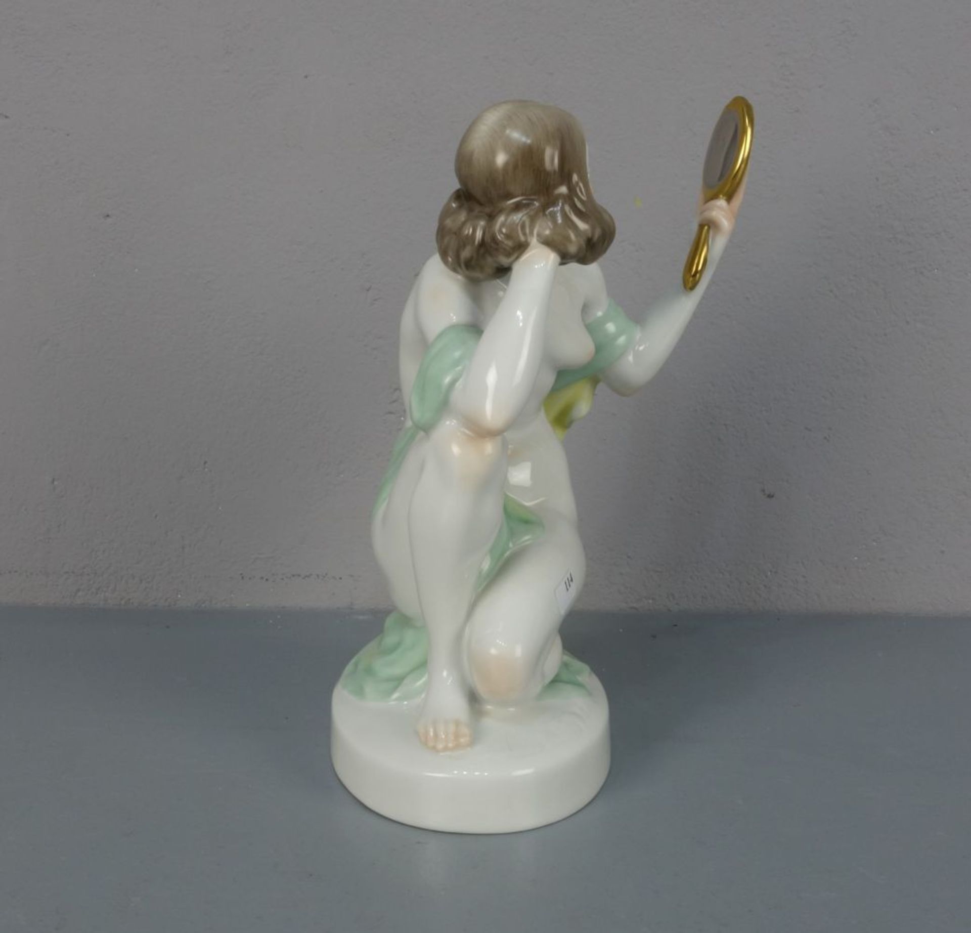 FIGUR "Weiblicher Akt mit Spiegel" / porcelain figure, 2. H. 20. Jh., Porzellan, polychrom - Image 2 of 5