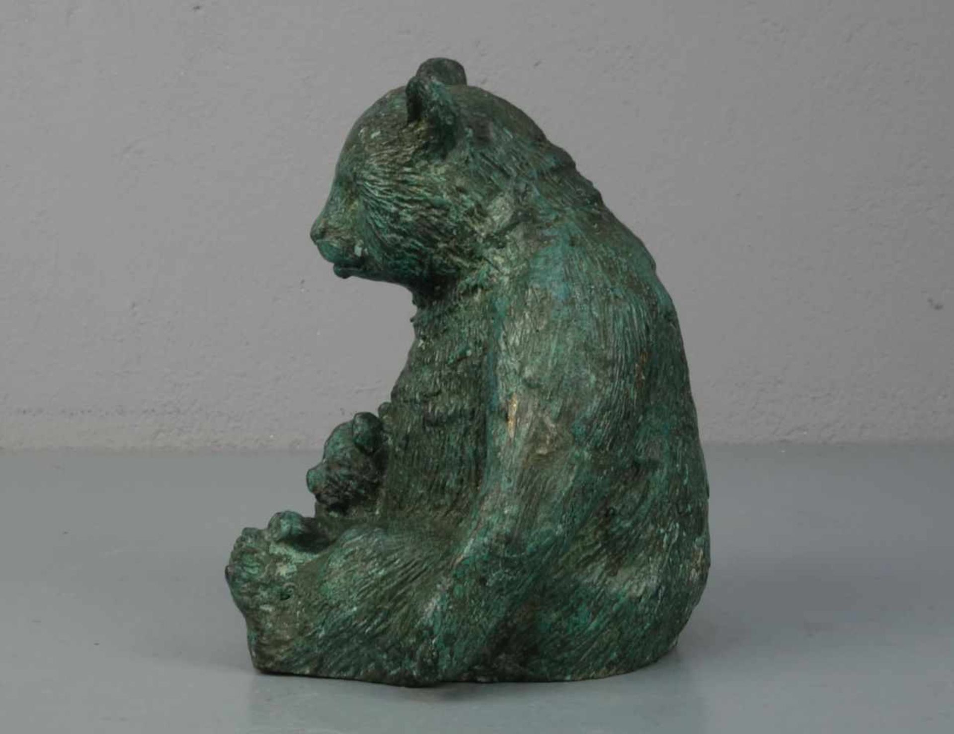 ANIMALIER / TIERBILDHAUER DES 20./21. JH., Skulptur / sculpture: "Pandabär mit seinem Jungen", - Bild 4 aus 5