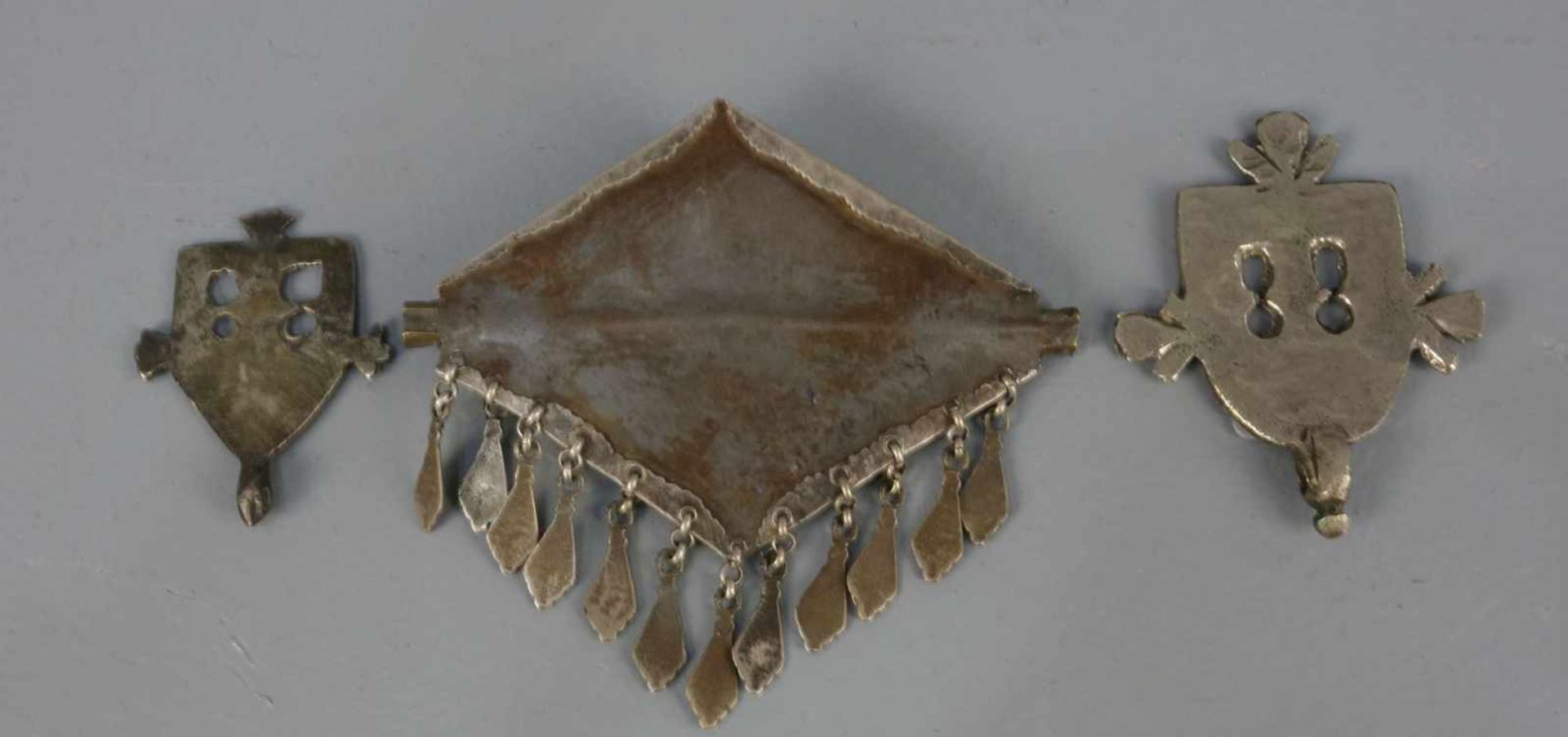 BERBER-SCHMUCK: 3 AMULETTE / ANHÄNGER / oriental jewellery, Taroudannt, Marokko, Silber und - Image 2 of 2