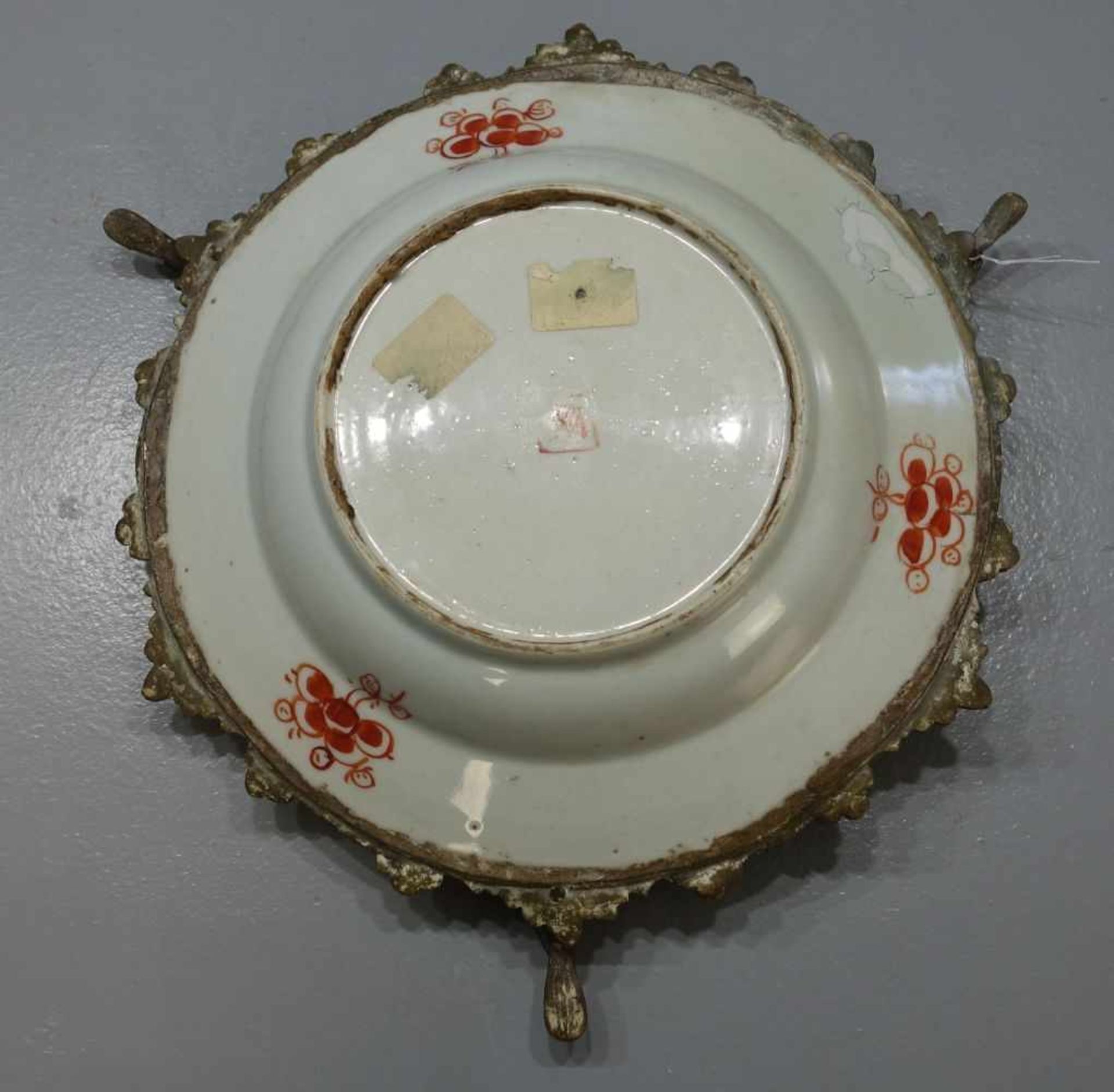 IMARI-TELLER MIT BRONZEMONTUR / ANBIETSCHALE, 18./ 19. Jh. / Imari plate with bronze, Porzellan ( - Bild 6 aus 7