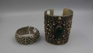 PAAR ARMBÄNDER / bracelets, wohl Silber, Glas und versilbertes Metall (insgesamt 144 g); 1.