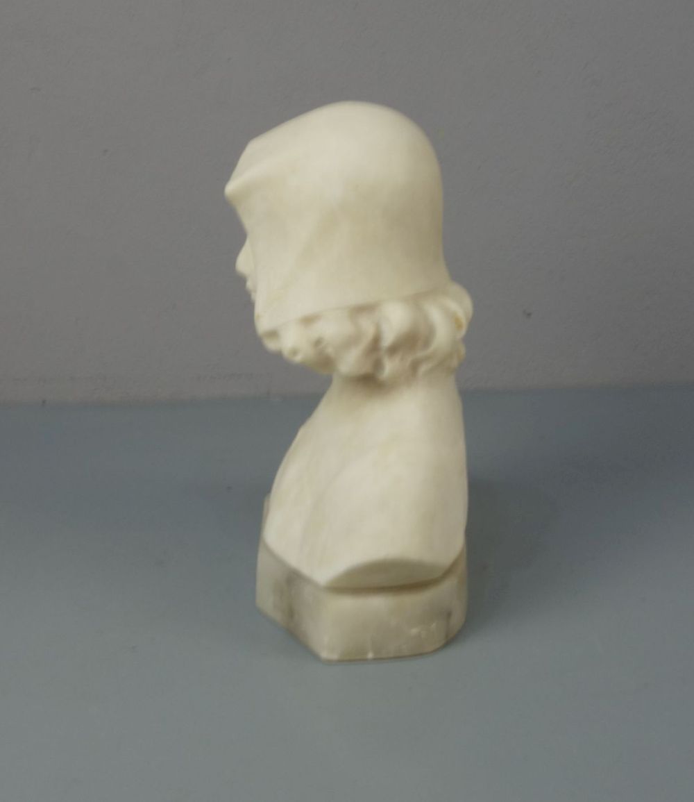 BILDHAUER DES 19./20. JH., Skulptur / sculpture: "Büste eines jungen Mädchens mit Haube" / alabaster - Image 2 of 4