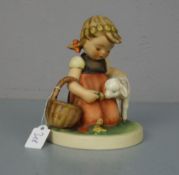 HUMMEL - FIGUR: "Osterüberraschung", Porzellan, 2. H. 20. Jh., Manufaktur Goebel, Rödental, M. I.