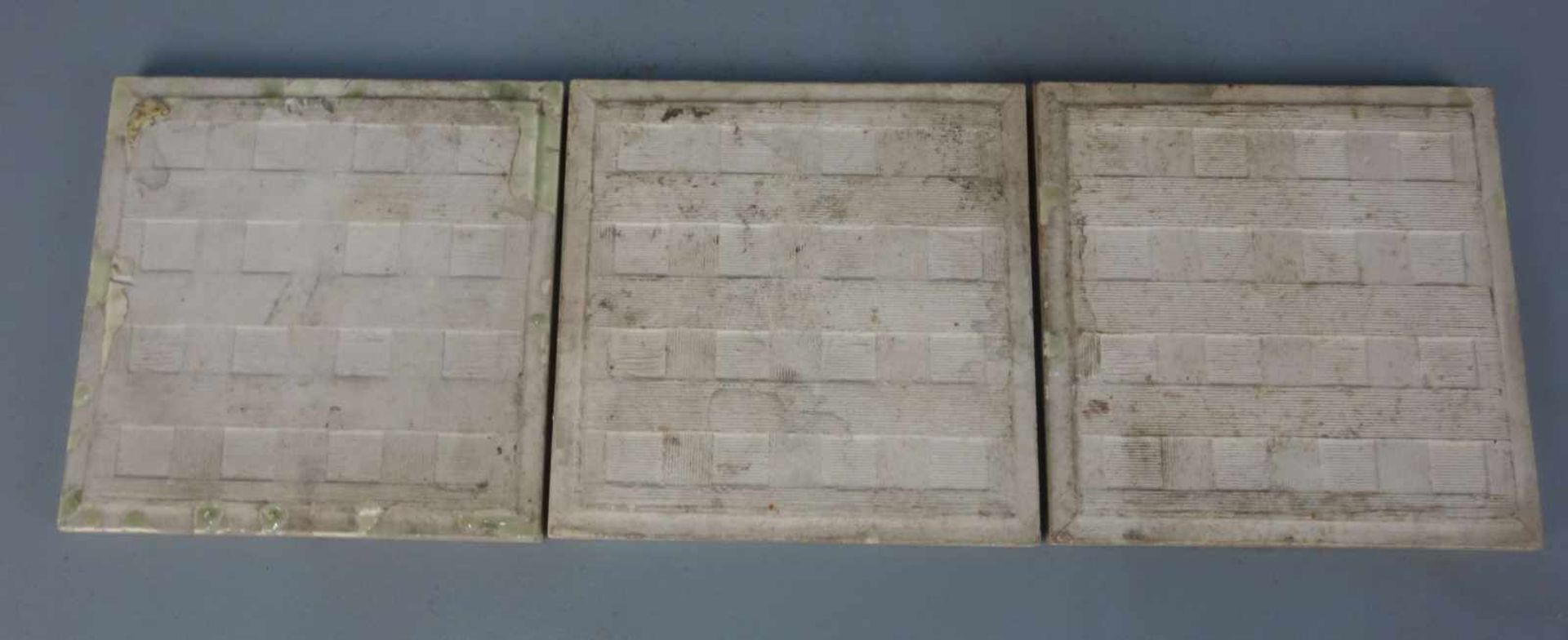 3 JUGENDSTILFLIESEN / art nouveau tiles, heller Scherben, um 1900, dreifarbig glasiert mit - Image 7 of 7