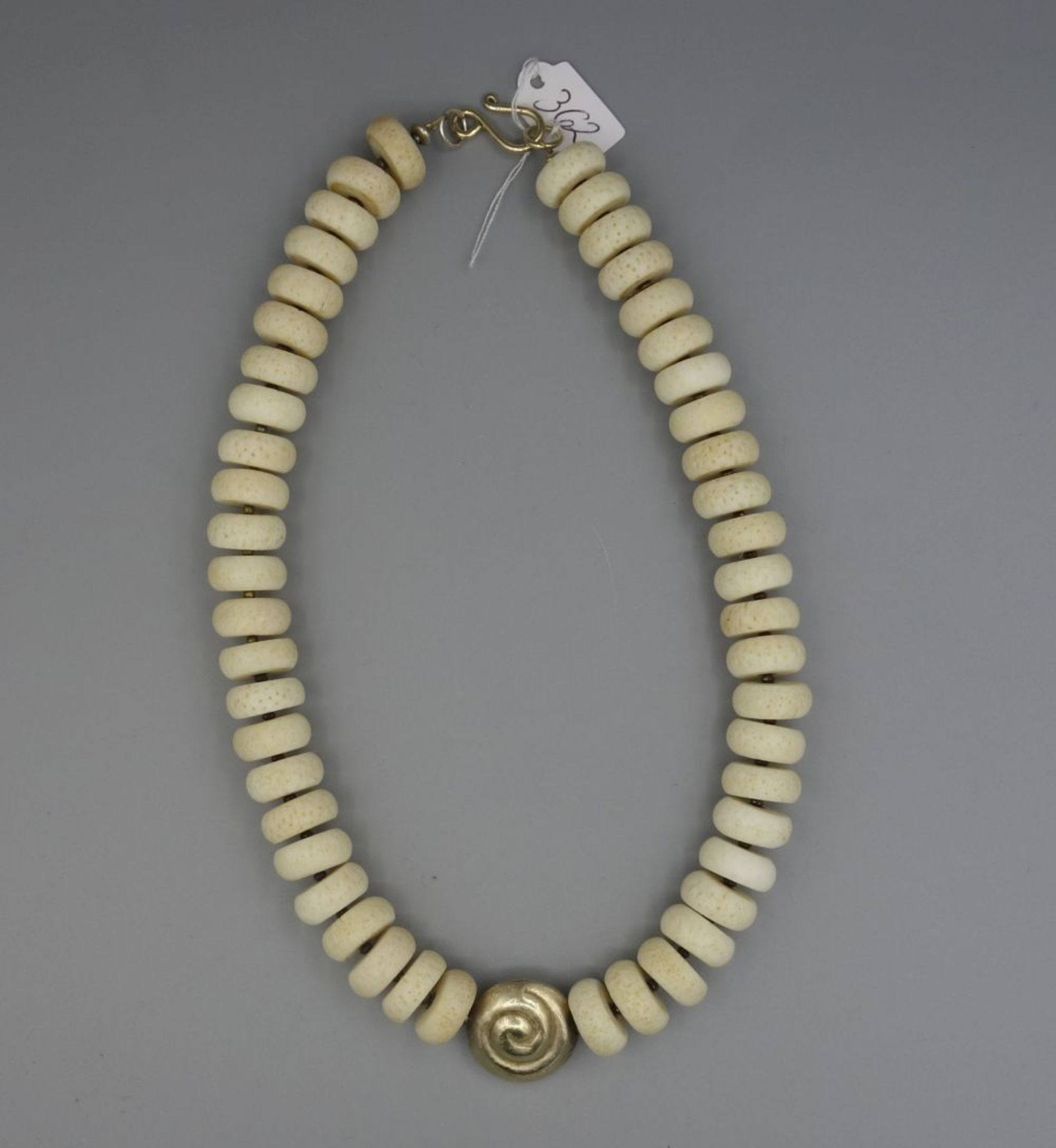 KETTE / BEINKETTE / necklace, mit gold- und silberfarbenen Metallanteilen. Im Zentrum spiral- oder - Image 3 of 3