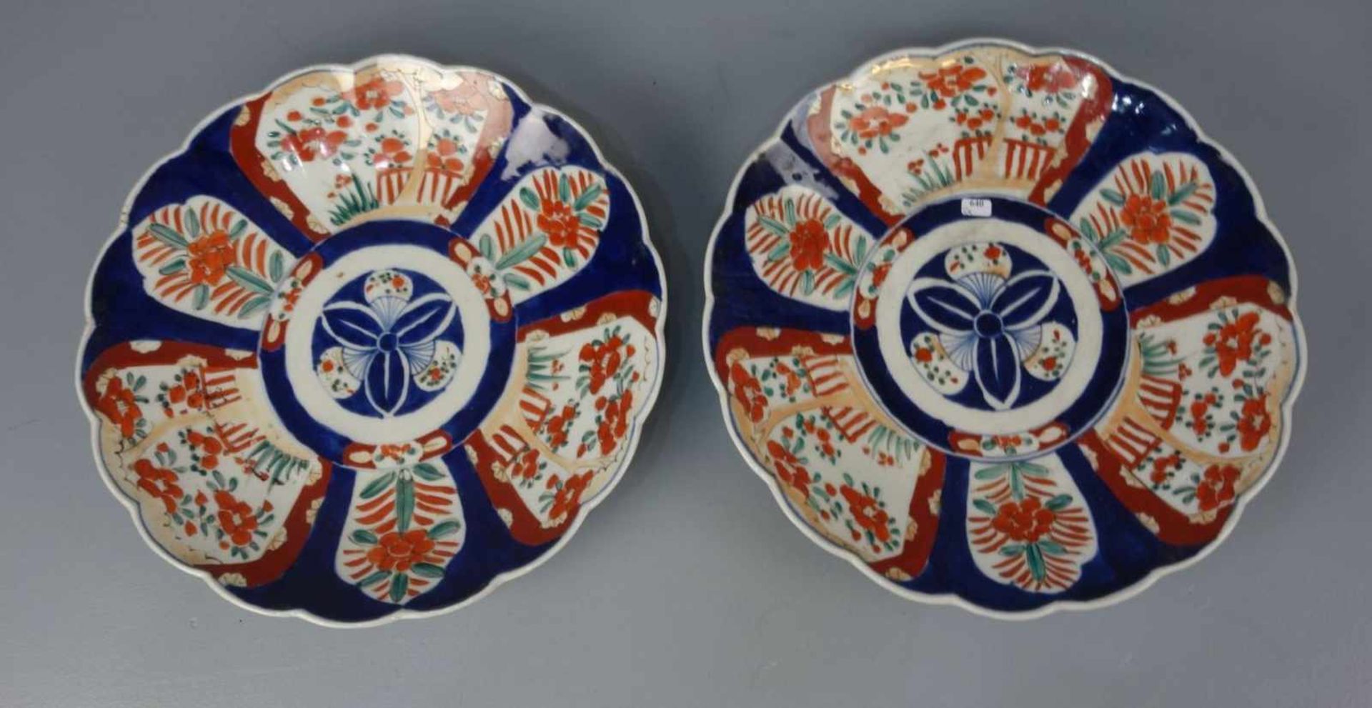 PAAR CHINESISCHE SCHALEN / pair of chinese bowls, Porzellan (ungemarkt). Flach gemuldete Schale - Image 2 of 3